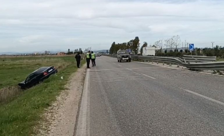 Pamje/ Aksident në Lushnjë, makina çan barrierat e rrugës dhe fluturon në kanal