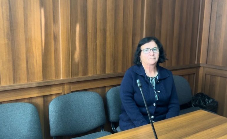 “Fol me Anila Hoxhën”/ Historia e 66-vjeçares nga Burreli që endet gjykatave për pensionin: Pres për një copë bukë, është gjynah te Zoti