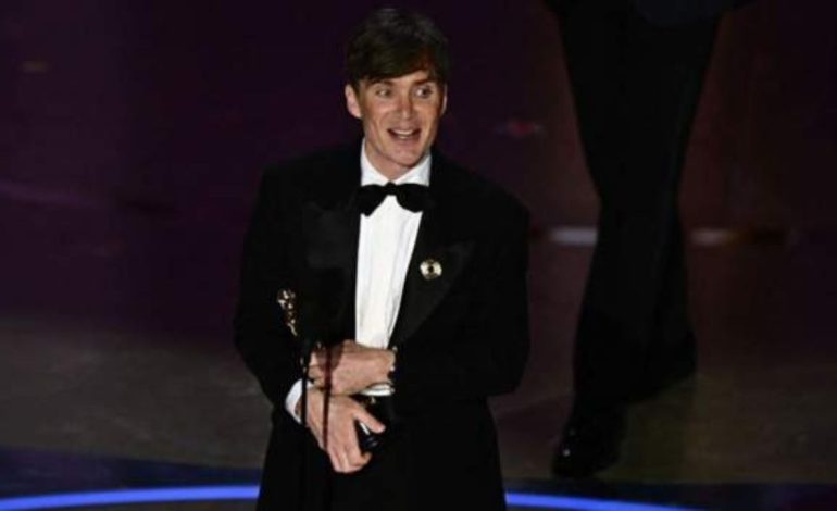 “Po jetojmë në botën e Oppenheimer”, Cillian Murphy triumfon në Oscars si aktori më i mirë! Çmim edhe për regjisorin e filmit, Christopher Nolan