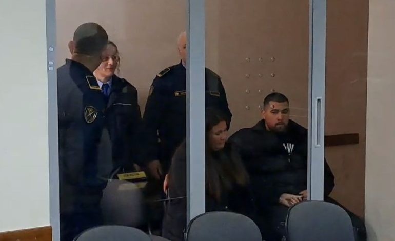 E arrestuar për vjedhje, pastruesja e Alda Klosit dhe djali i saj paraqiten në gjykatë