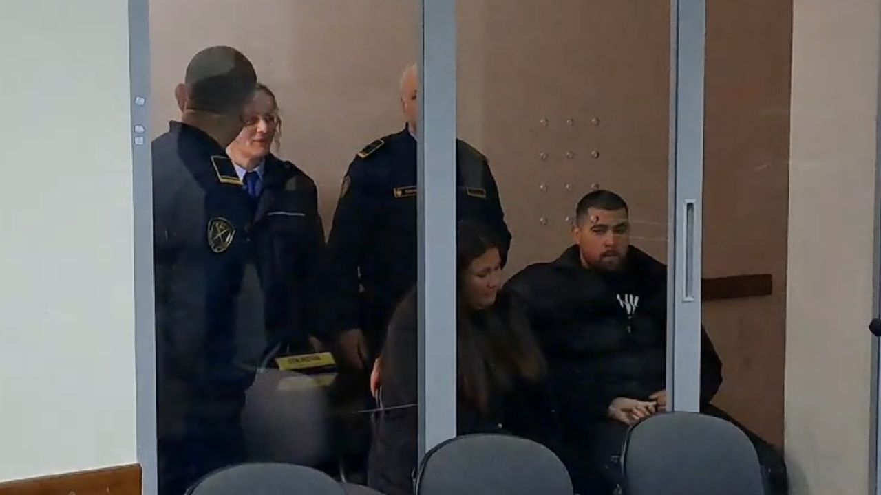 E arrestuar për vjedhje, pastruesja e Alda Klosit dhe djali i saj paraqiten në gjykatë