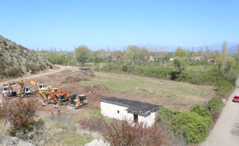 Video/ Kampi i emigrantëve në Gjadër, po punohet për shtrimin e rrugës