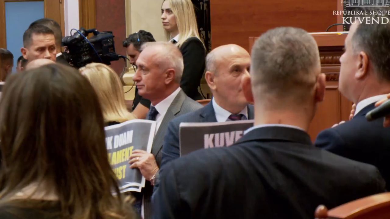 LAJM I FUNDIT/ Zhurmues dhe bllokim të foltores, deputetët e opozitës rikthejnë skenarin për bllokimin e seancës parlamentare