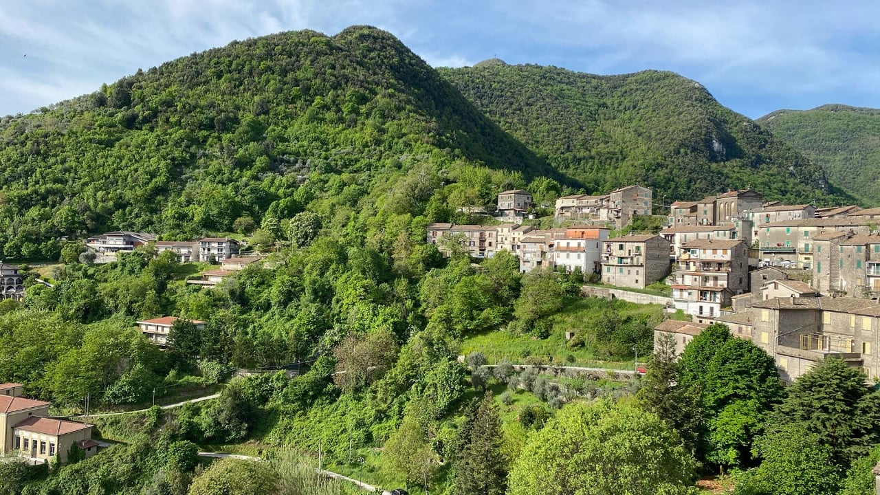 Reportazhi i CNN/ Qyteti italian josh të huajt dhe vendasit me ofertën e çmendur: Të blesh shtëpi me një euro!