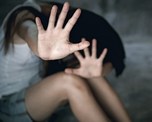 E tmerrshme/ Prindërit përdhunojnë vajzën për t’i mësuar të bënte seks