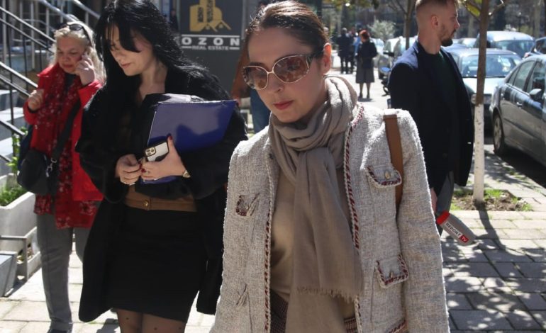 Sot seanca për divorcin nga Princ Leka, momenti kur Elia Zarahia del nga Gjykata