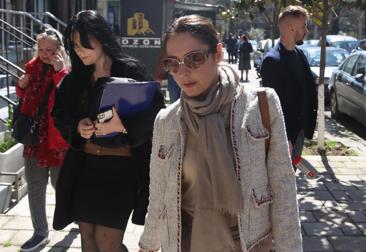 Sot seanca për divorcin nga Princ Leka, momenti kur Elia Zarahia del nga Gjykata