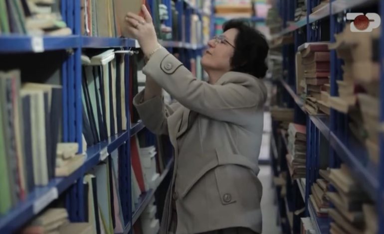 Inside Story/ “I murosa librat për t’i mbrojtur nga vandalizmat”, historia epike e gruas që u përball me “Bandat e Vlorës” në ’97-ën