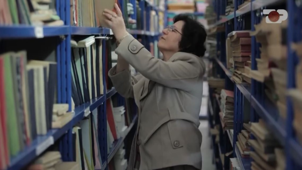 Inside Story/ “I murosa librat për t’i mbrojtur nga vandalizmat”, historia epike e gruas që u përball me “Bandat e Vlorës” në ’97-ën