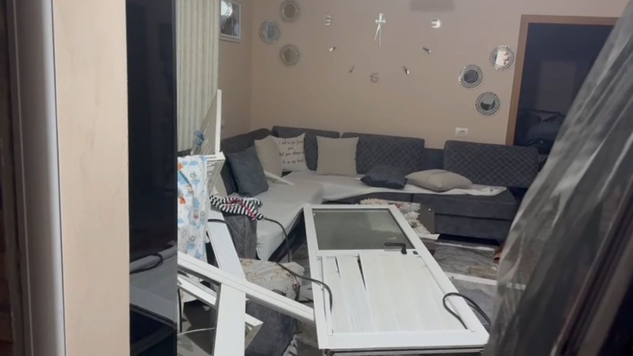 Dyer dhe orendi të rrëzuara në tokë, shikoni si e ka shkatërruar shtëpinë në Lushnjë shpërthimi i fuqishëm (Video)