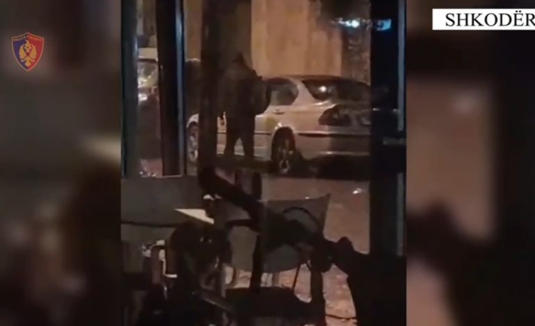 Vodhi automjetin dhe çantën me sende personale të 20-vjeçarit, vihet në pranga autori! Çfarë zbuloi policia