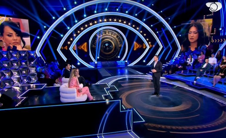 Përplasja fizike në derën e tualetit, si e pritën banorët këtë veprim të Sarës/ Arbër Hajdari: Kopje e shëmtuar e asaj që ndodhi vjet