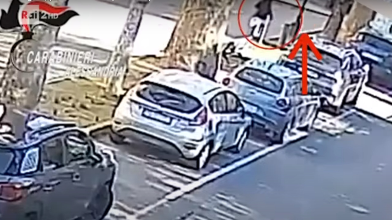 “Çmendet” shqiptari në Itali! Nuk pranoi dot ndarjen nga partnerja, e përplas me makinë/ Kamerat e sigurisë regjistruan momentin e tmerrit (Video)