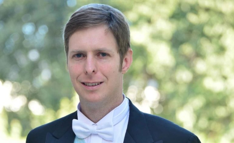 VIDEO/ “I bekuar me dashurinë e shpirtit të saj”! Pas sherrit me Elian, Princi i kthehet festave, fryn qirinjtë e tortës krah…