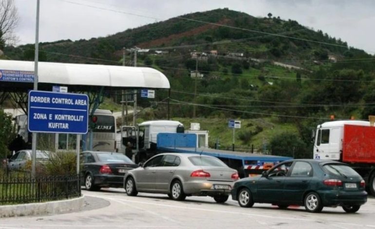 Mbyllen për dy ditë tre pika të kalimit kufitar me Greqinë/ Shkak protesta nga sindikatat greke, ja në cilat dogana mund të kaloni