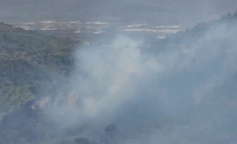 Zjarr masiv në kodrat e Peshtanit, vendi ku janë vendosur antenat televizive dhe ato celulare! Zjarrfikësit po hasin vështirësi