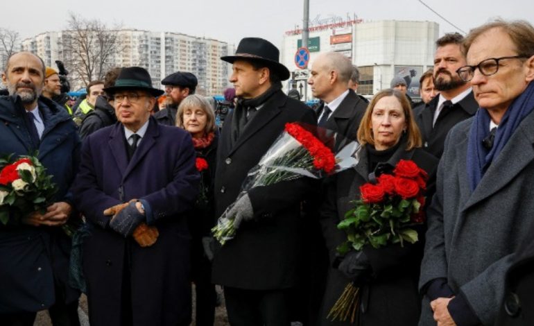 Ambasadorët e SHBA dhe Francës marrin pjesë në ceremoninë mortore të Navalnyt, rusët bllokojnë sinjalin e CNN
