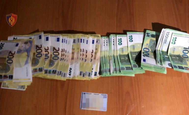 Pasaporta false, mosdeklarim parash dhe të shpallur në kërkim/ Policia kufitare “me dorë të hekurt”, 4 në pranga