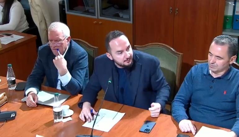 “Ministri duhet të jetë në komision”, deputeti Salianji përplaset me PS-në te Siguria: Ç’a muhabeti bëni këtu, e ktheni Kushtetutën si ju do qejfi