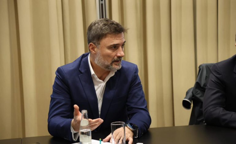 “Deri dje bllokuan Kuvendin e ndezën flakadanë, sot po bëjnë pazar”, Alibeaj për Rithemelimin: Pas ‘Zgjedhores’, po sakrifikojnë Komisionet Hetimore, nga 4 në 2