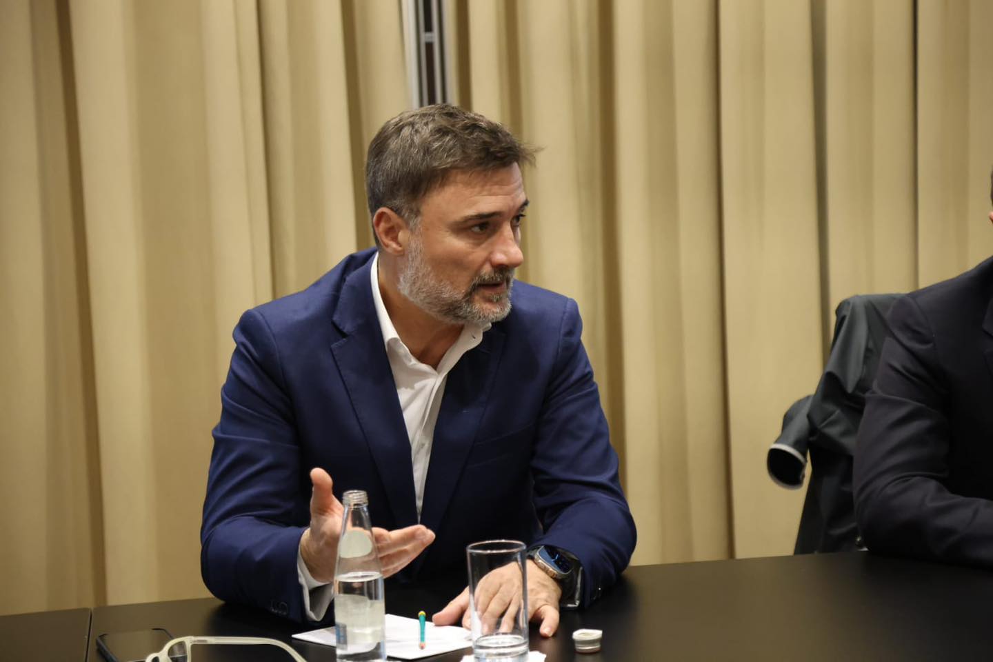 “Deri dje bllokuan Kuvendin e ndezën flakadanë, sot po bëjnë pazar”, Alibeaj për Rithemelimin: Pas ‘Zgjedhores’, po sakrifikojnë Komisionet Hetimore, nga 4 në 2