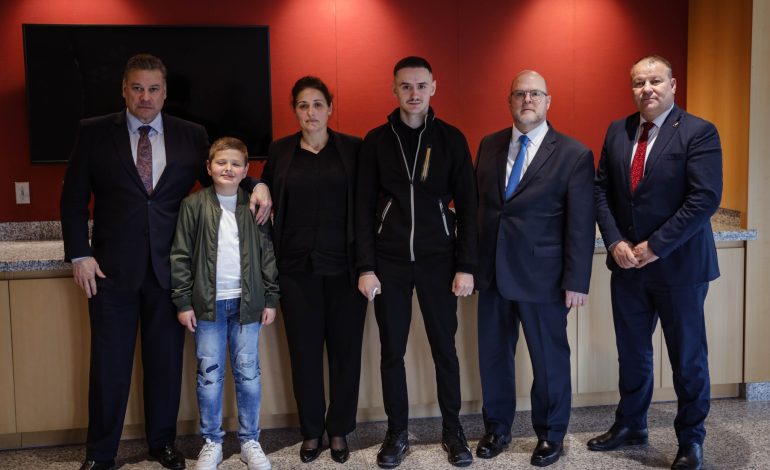 Escobar vizitë zyrtare në Kosovë, takohet me familjen e Afrim Bunjakut, rreshterit që u vra në Banjskë