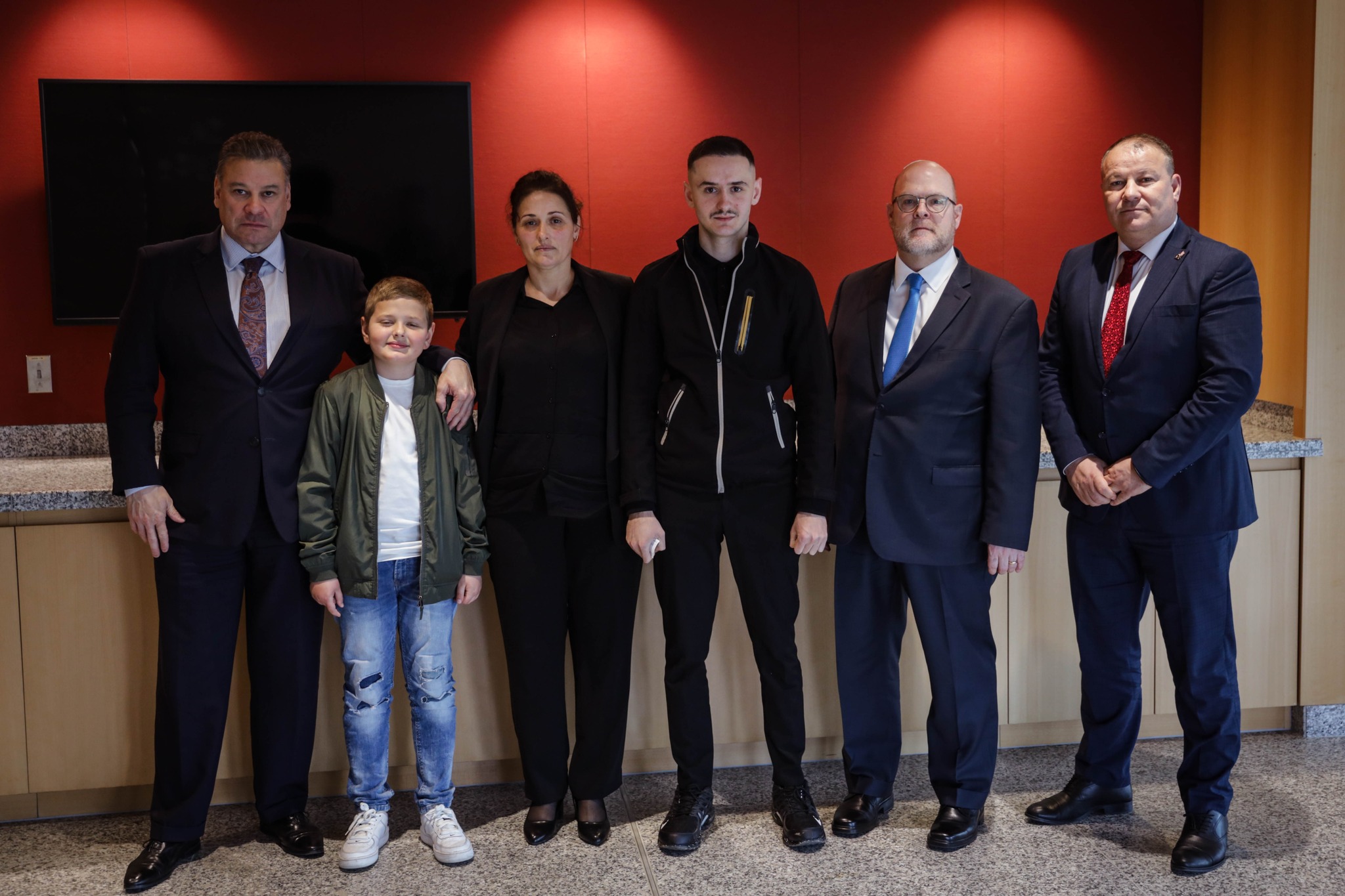 Escobar vizitë zyrtare në Kosovë, takohet me familjen e Afrim Bunjakut, rreshterit që u vra në Banjskë