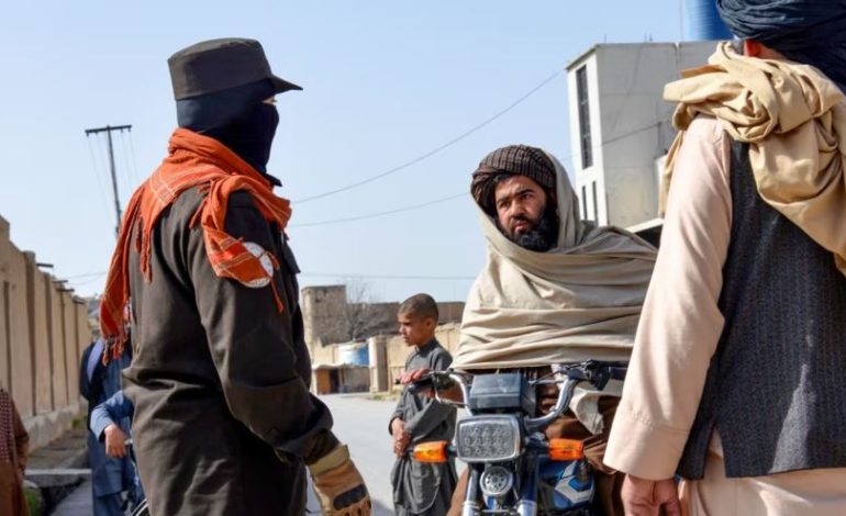 Bombardimet vdekjeprurëse ndaj talebanëve teksa prisnin radhën për të marrë para në bankë, IS-i merr përgjegjësinë