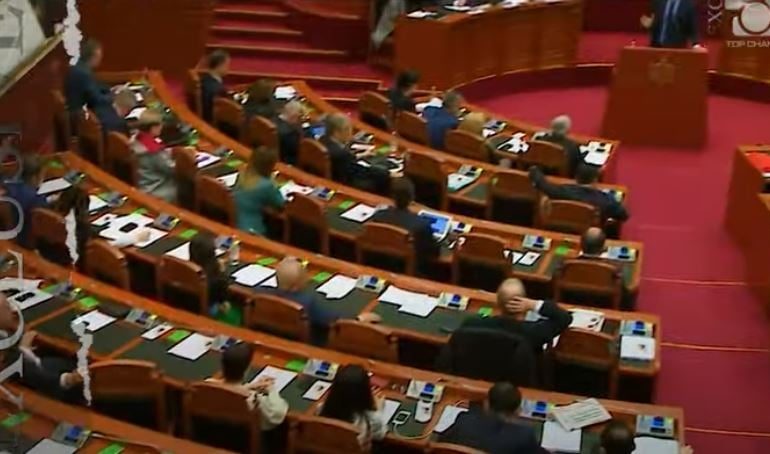 Exclusive/ “Diplomën ta kesh jo si medaljon”, lehtësia për t’u bërë deputet në Shqipëri, mungesa e një kriteri arsimor për të hyrë në Kuvend