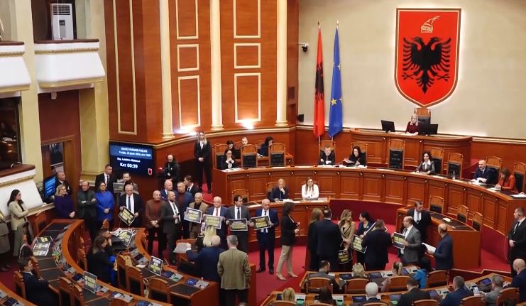 Seancat plenare në kohë rekord/ 6 euro për çdo minutë punë… Deputetët shqiptarë, më të paguarit gjatë vitit të kaluar
