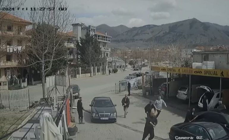 VIDEO me pamje të rënda/ 30-vjeçari në Korçë futet në një servis për t’i shpëtuar dhunës, 4 persona e masakrojnë me shkopinj bejsbolli, askush nuk ndërhyn