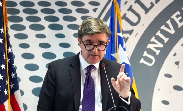 Tensionet Prishtinë-Beograd, reagon ndihmëssekretari amerikan: Vuçiç e di se përdorimi i forcës kundër Kosovës, do të ishte i papranueshëm