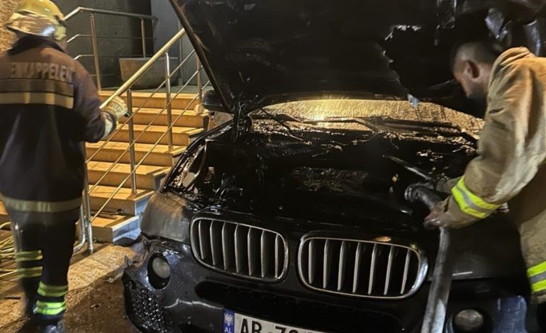 Shkrumbohet nga flakët një “BMW X5” në Vlorë