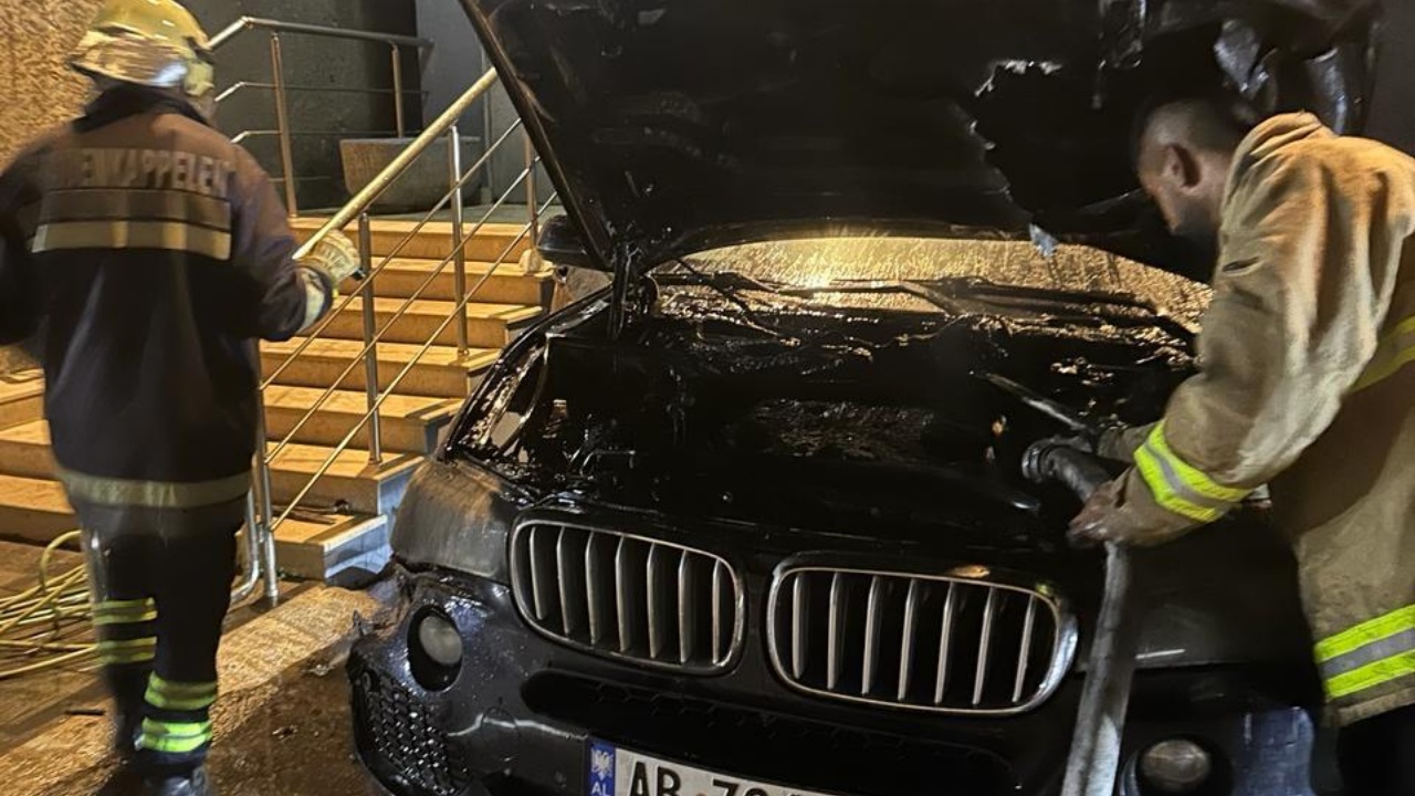 Shkrumbohet nga flakët një “BMW X5” në Vlorë
