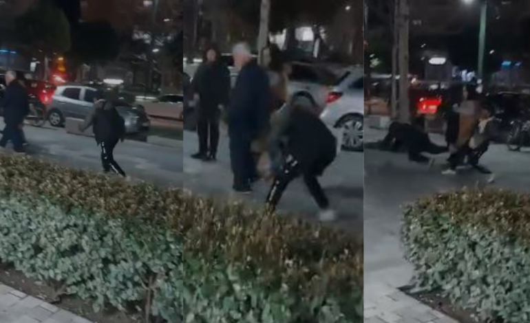 Qytetari ulëret dhe bën veprime të çuditshme, momenti kur plas në tokë të moshuarin që po shëtiste në Vlorë