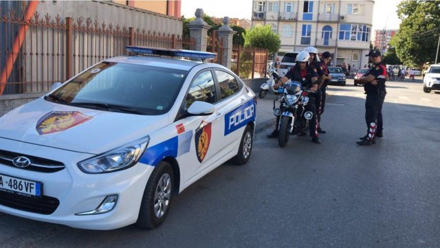 Ndeshja Kastrioti-Elbasani/ Tifozi qëllon me bidon plastik efektivin e policisë dhe nuk i bindet për ta shoqëruar