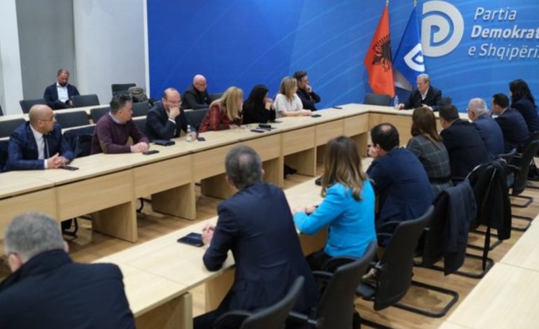 Negociatat me PS ‘u bekuan’ edhe nga Berisha, zbardhet debati pa media në grupin e Rithemelimit. Bardhi: Jam dakordësuar me ish-kryeministrin