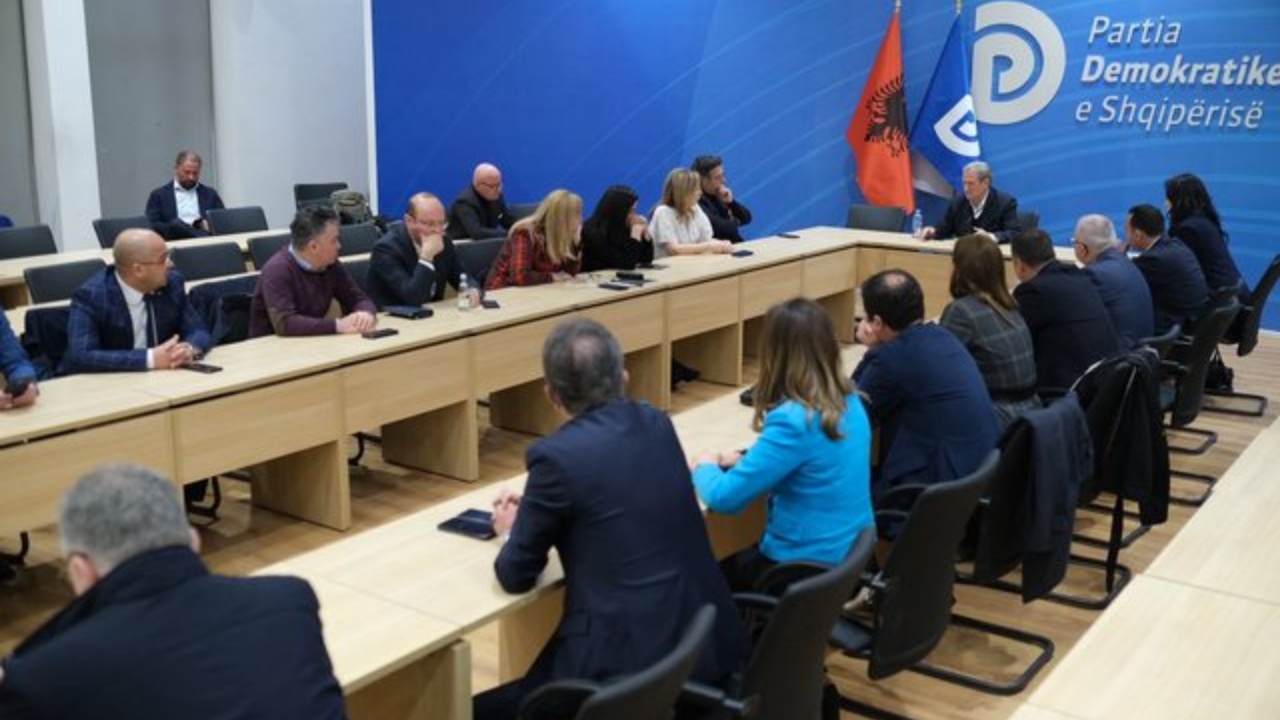 Negociatat me PS ‘u bekuan’ edhe nga Berisha, zbardhet debati pa media në grupin e Rithemelimit. Bardhi: Jam dakordësuar me ish-kryeministrin