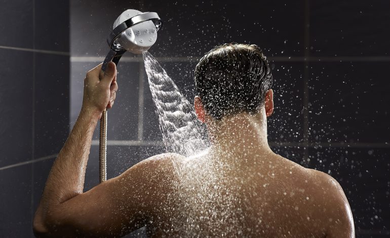 Si të bëni dush në mënyrën e duhur, sipas dermatologëve