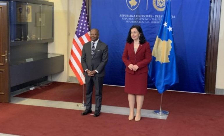 Ndihmës sekretari amerikan, Robinson: ShBA po punon për një Kosovë më të fortë dhe më transparente
