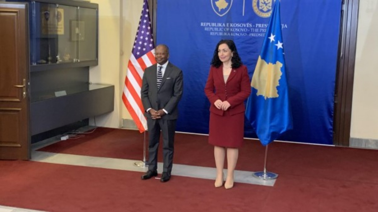 Ndihmës sekretari amerikan, Robinson: ShBA po punon për një Kosovë më të fortë dhe më transparente