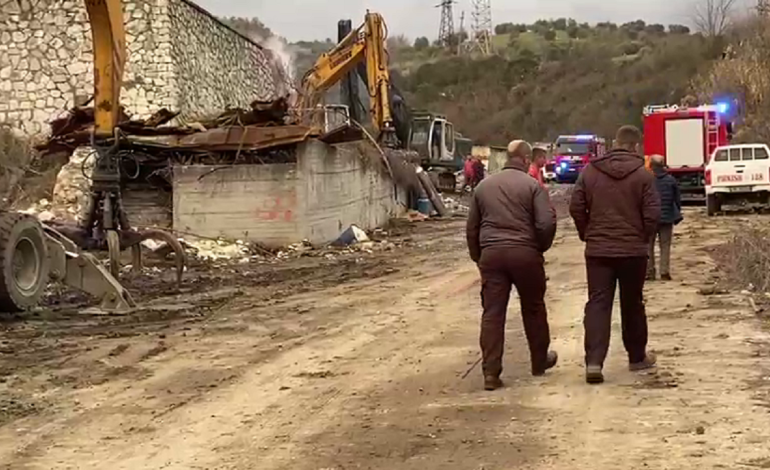 Zjarri në depozitat e ish-Uzinës së Ballshit, nën hetim dy punëtorët. Policia: U shkaktua nga..  01/03/2024 19:24