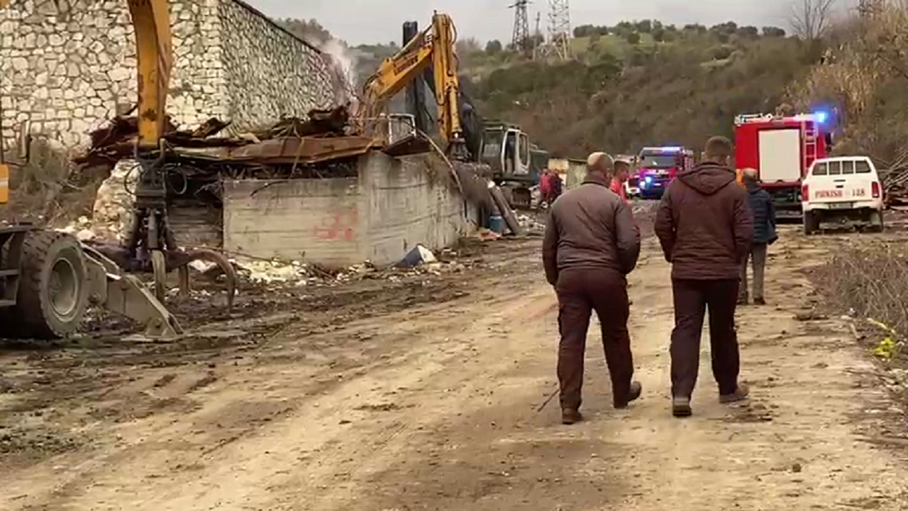 Zjarri në depozitat e ish-Uzinës së Ballshit, nën hetim dy punëtorët. Policia: U shkaktua nga..  01/03/2024 19:24