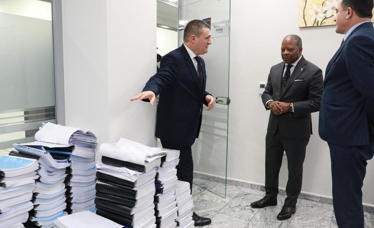 “FBI është këtu, mbështesim SPAK”, Ndihmës/ Sekretari Tod Robinson: Do të vazhdojmë me ‘non grata’ për të korruptuarit