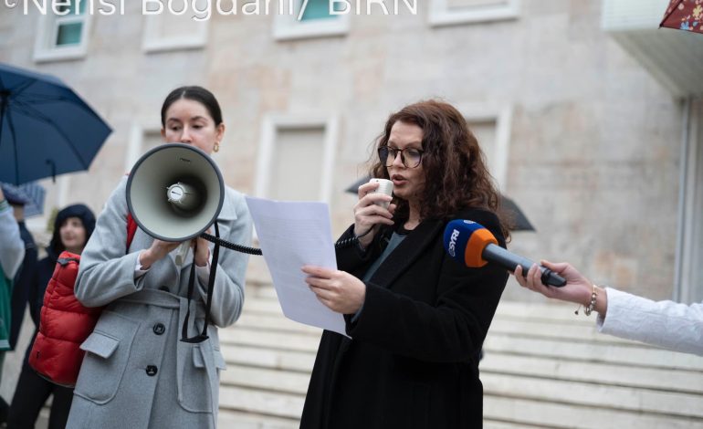 Gazetarët protestojnë kundër Ramës për tkurrjen e lirisë së shprehjes