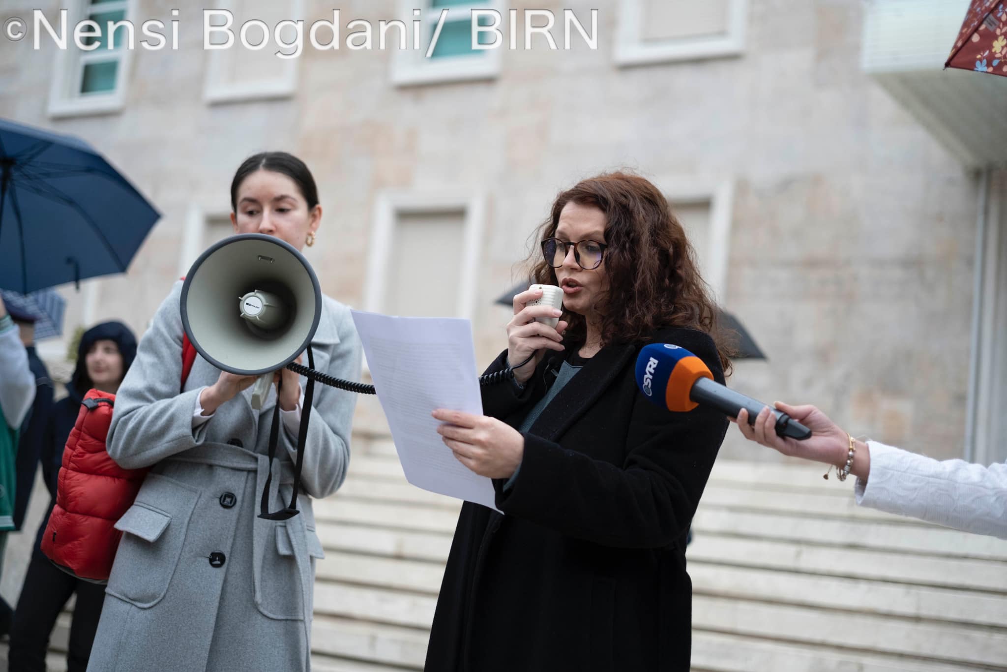 Gazetarët protestojnë kundër Ramës për tkurrjen e lirisë së shprehjes