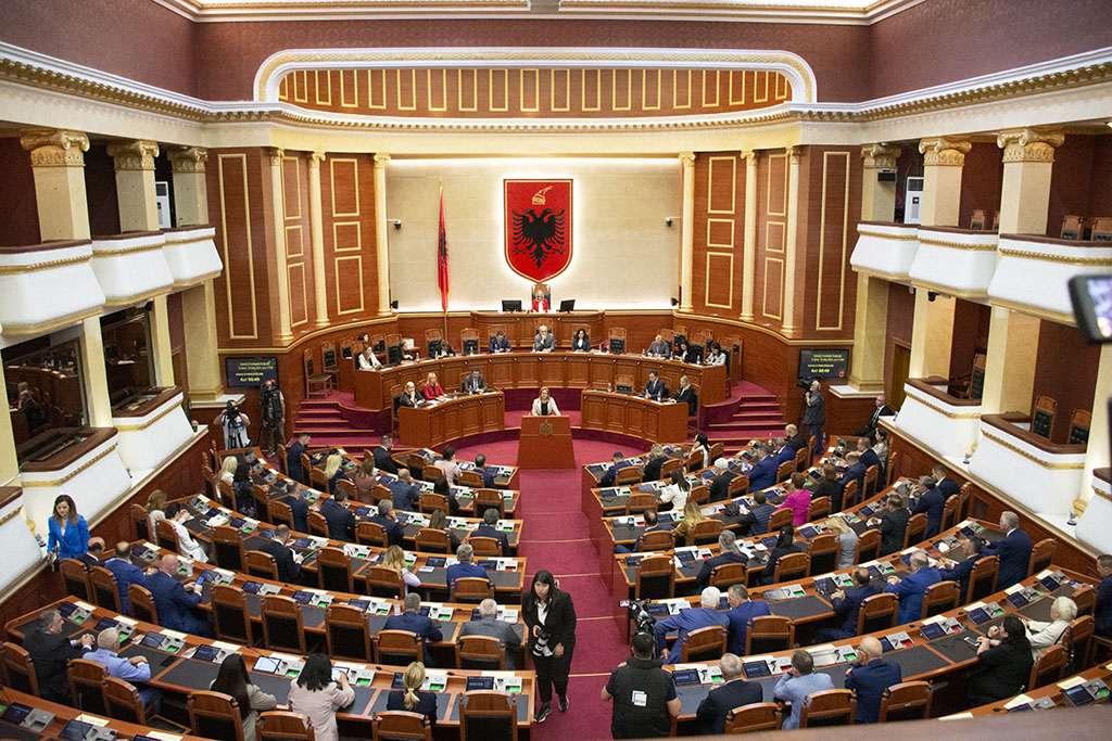 Mazhoranca dhe opozita miratojnë me 110 vota amnistinë penale