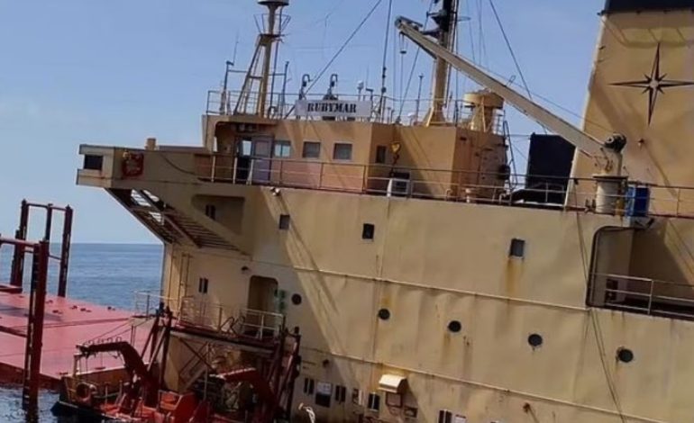 Huthët fundosin anijen britanike! SINKS, anija e parë që shkatërrohet nga raketat në Detin e Kuq