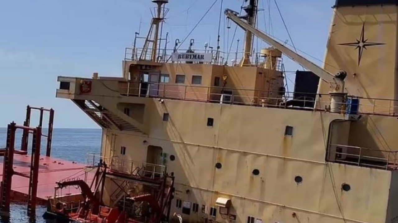 Huthët fundosin anijen britanike! SINKS, anija e parë që shkatërrohet nga raketat në Detin e Kuq