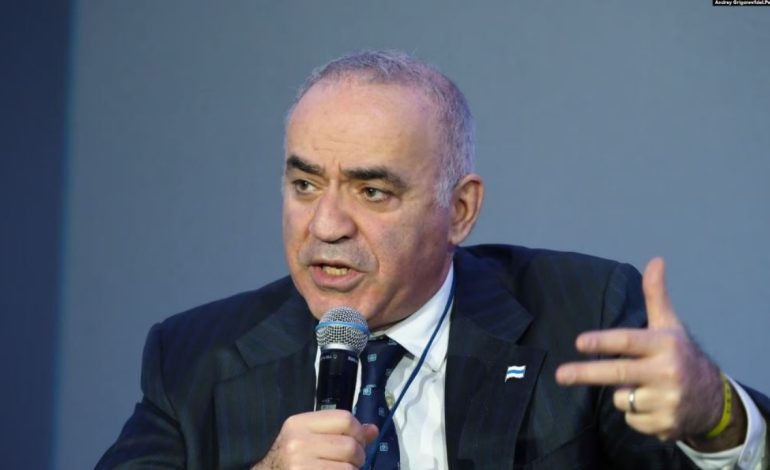 “Kufijtë e tanishëm të Rusisë mund të ndryshojnë”/ Paralajmëron Kasparov: Nëse nuk fiton luftën në Ukrainë…